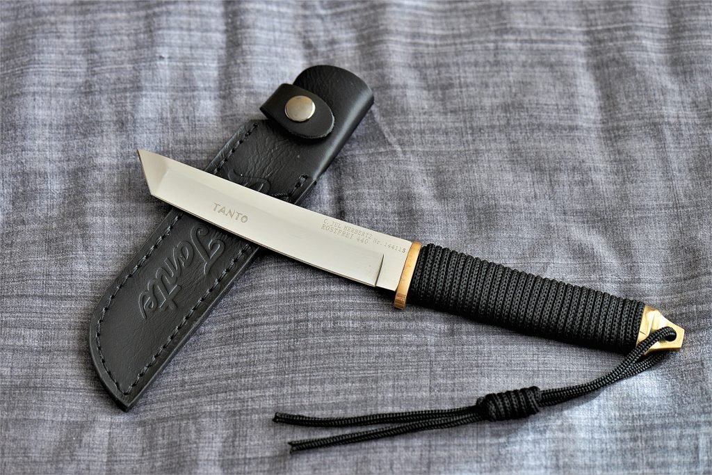 Fixed Blade Knife - The Skilled Survivor